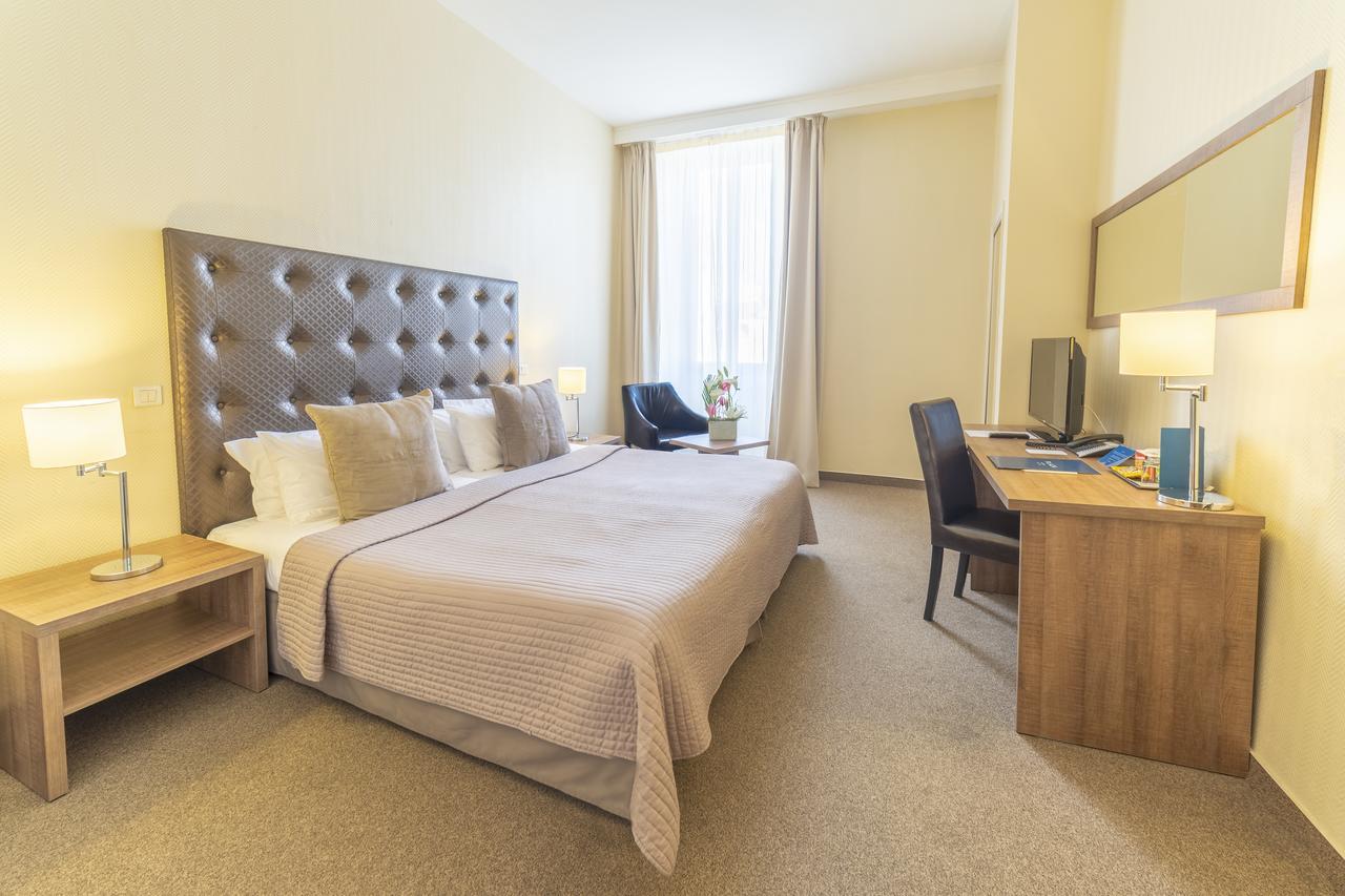 Anantara Plaza Nice Hotel - A Leading Hotel Of The World Exteriör bild A room at the hotel